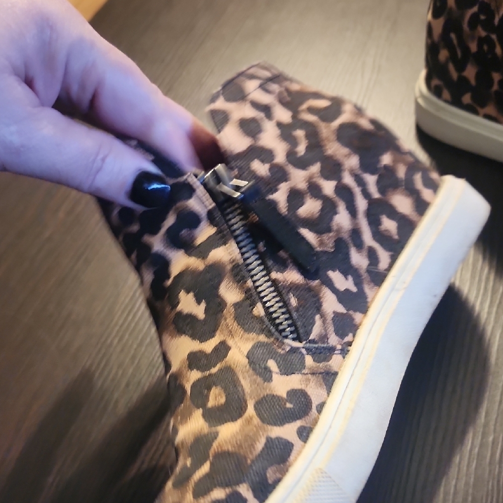 l Leopard Print High-Top Sneakers - Picture 3 of 9